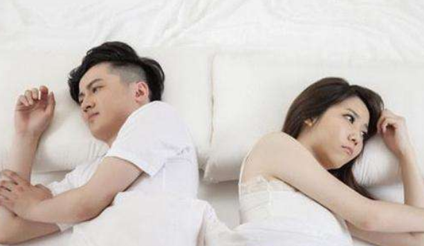 老公婚内出轨离婚怎么处理，老婆可以要求精神赔偿吗